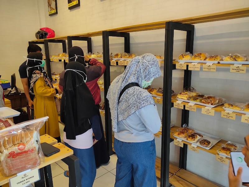 Rasakan Kelezatan Roti yang Menggigit Jiwa di Jantung Cilacap